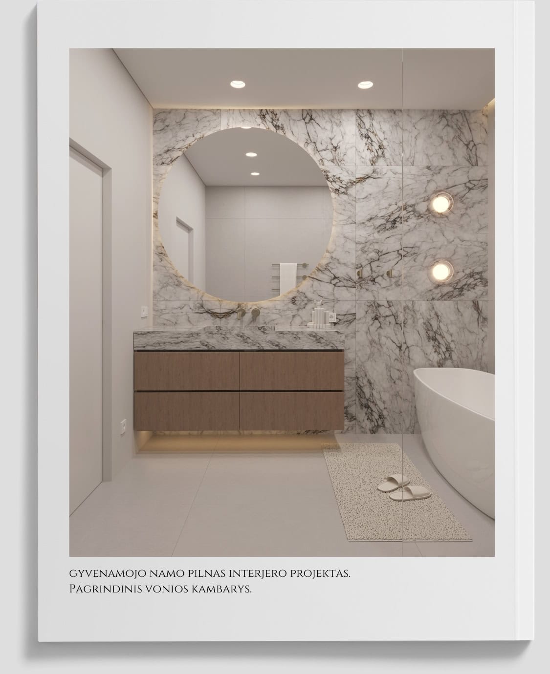 Modernus vonios kambarys su marmuro akcentais ir apvaliu veidrodžiu.